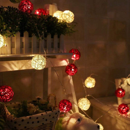 1 Set of Red and White 5cm Rattan Cane 50 Ball Battery Powered LONG 5m String Lights Christmas Gift Home Wedding Party Bedroom Decoration Table Centrepiece