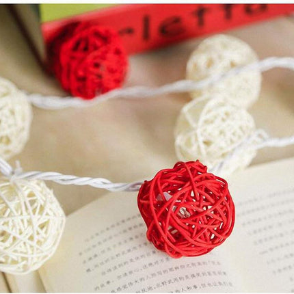 1 Set of Red and White 5cm Rattan Cane 50 Ball Battery Powered LONG 5m String Lights Christmas Gift Home Wedding Party Bedroom Decoration Table Centrepiece